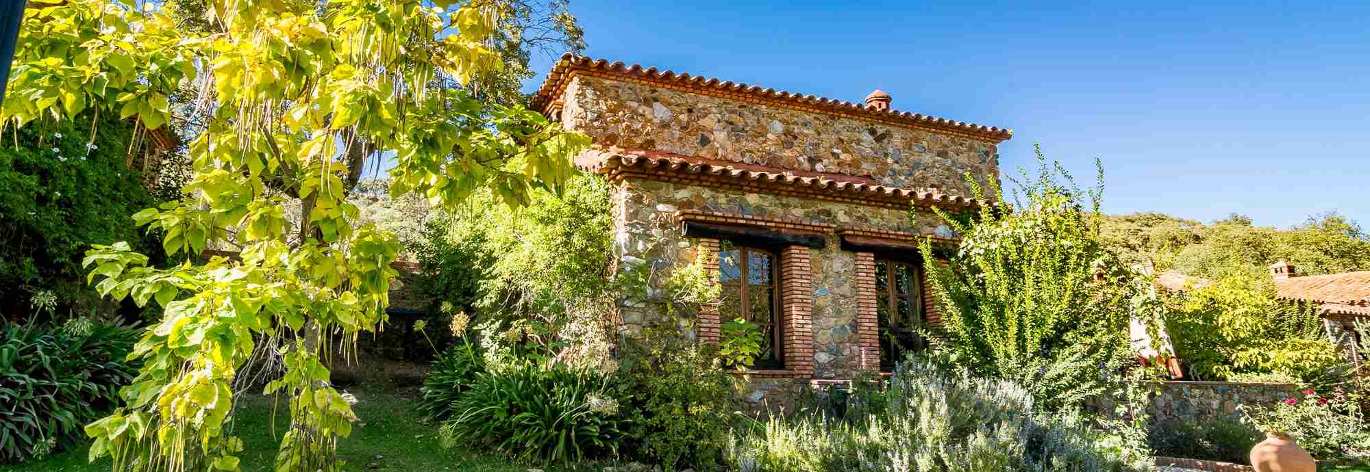 Quality villa, tennis and pool on Sierra de Aracena forest estate